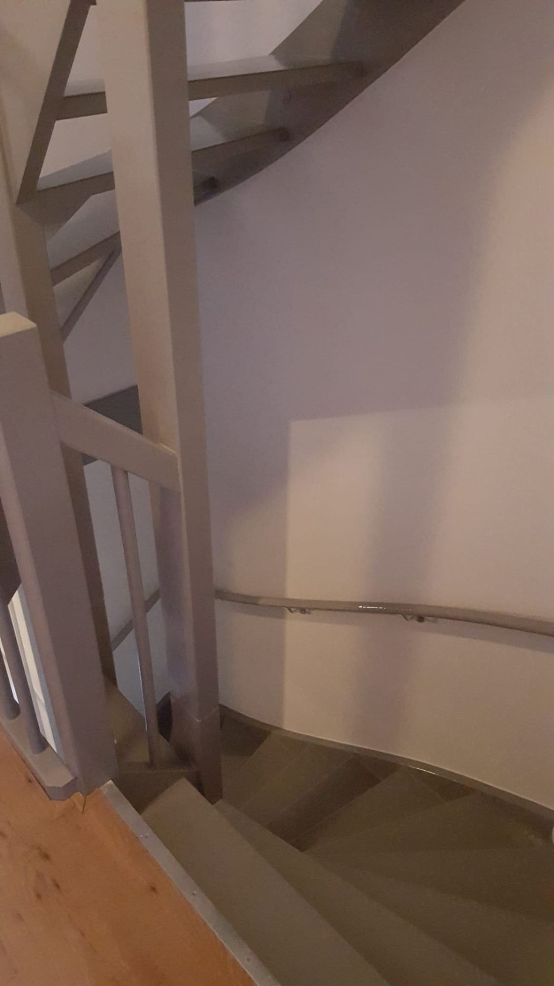 Bovenaanzicht van een gelakte houten trap
