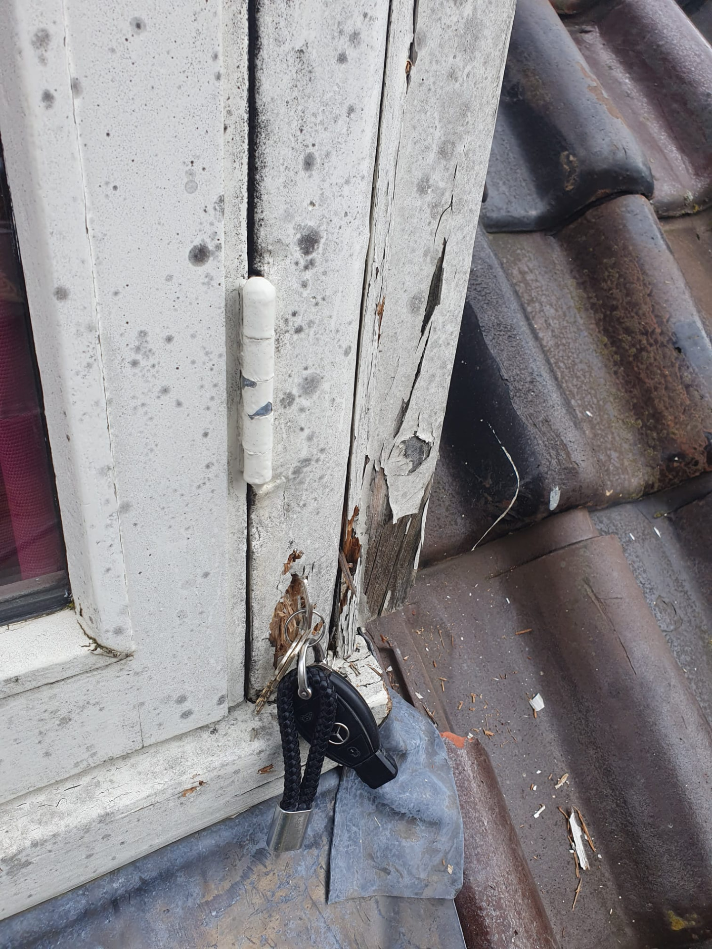 Houtrot in een dakkapelkozijn met afbladderende verf in Utrecht