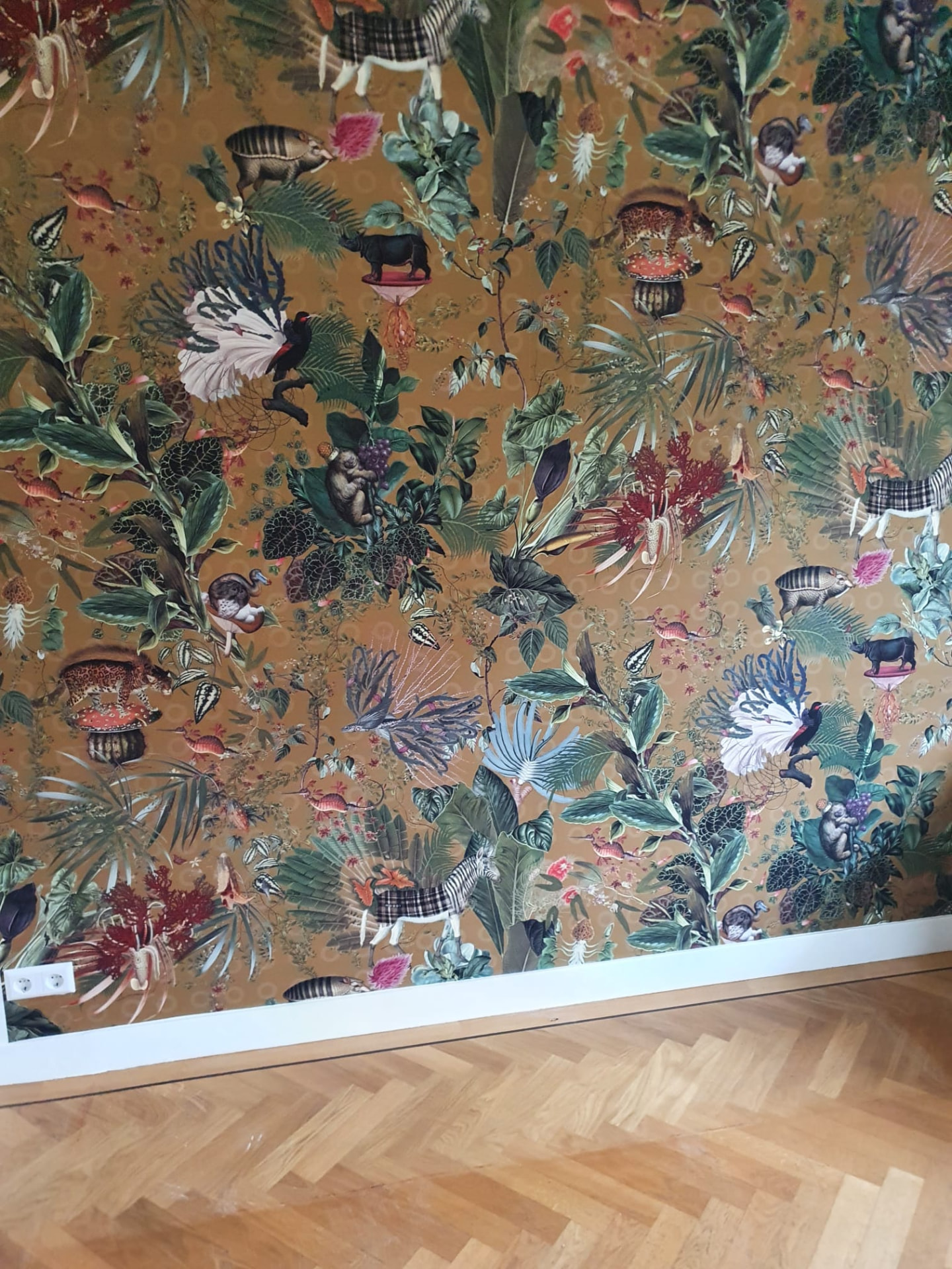 Detail van botanisch sierbehang bij een houten vloer