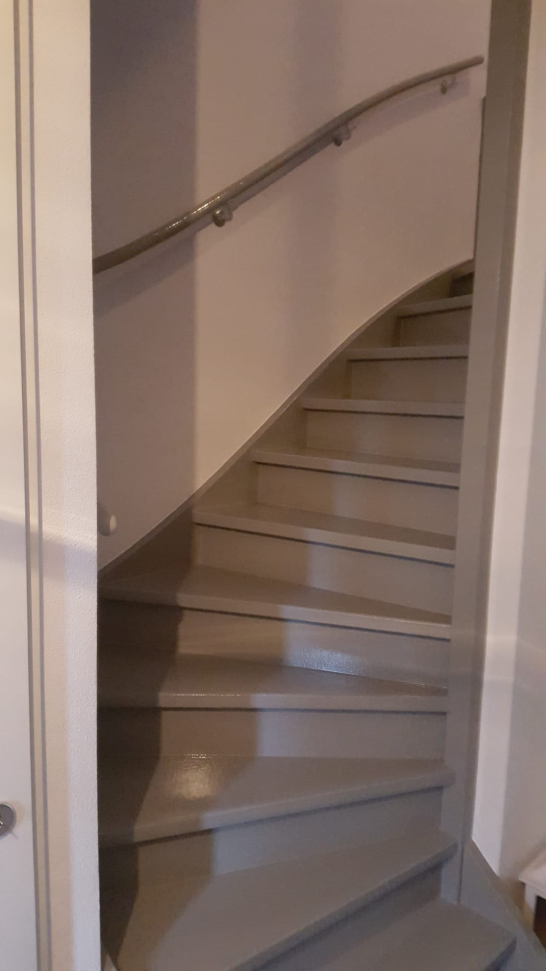 Kwartslagtrap met gelakte treden en witte wanden
