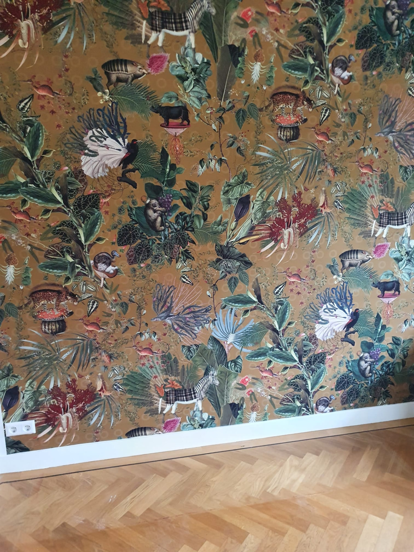Wand met botanisch sierbehang met jungledieren en planten
