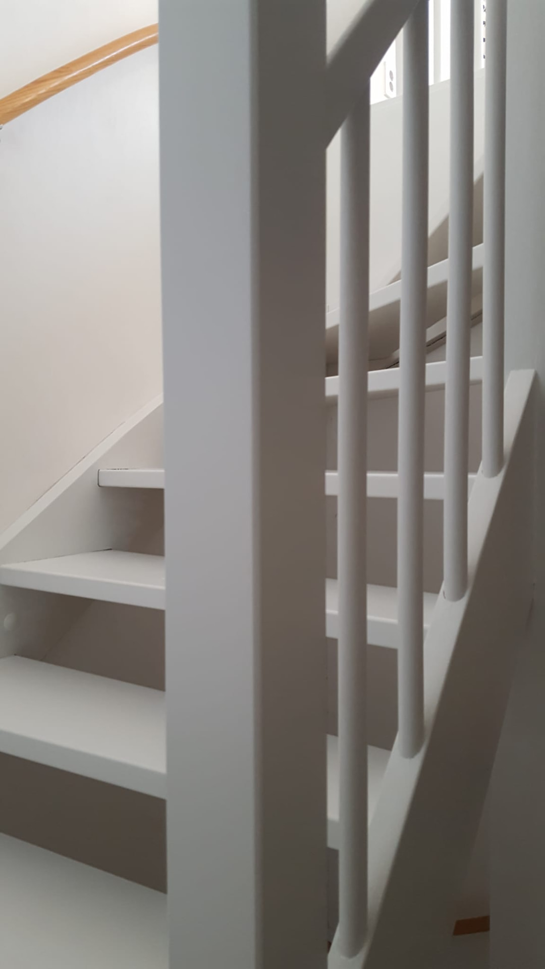 Trap met strak wit gelakte spijlenbalustrade