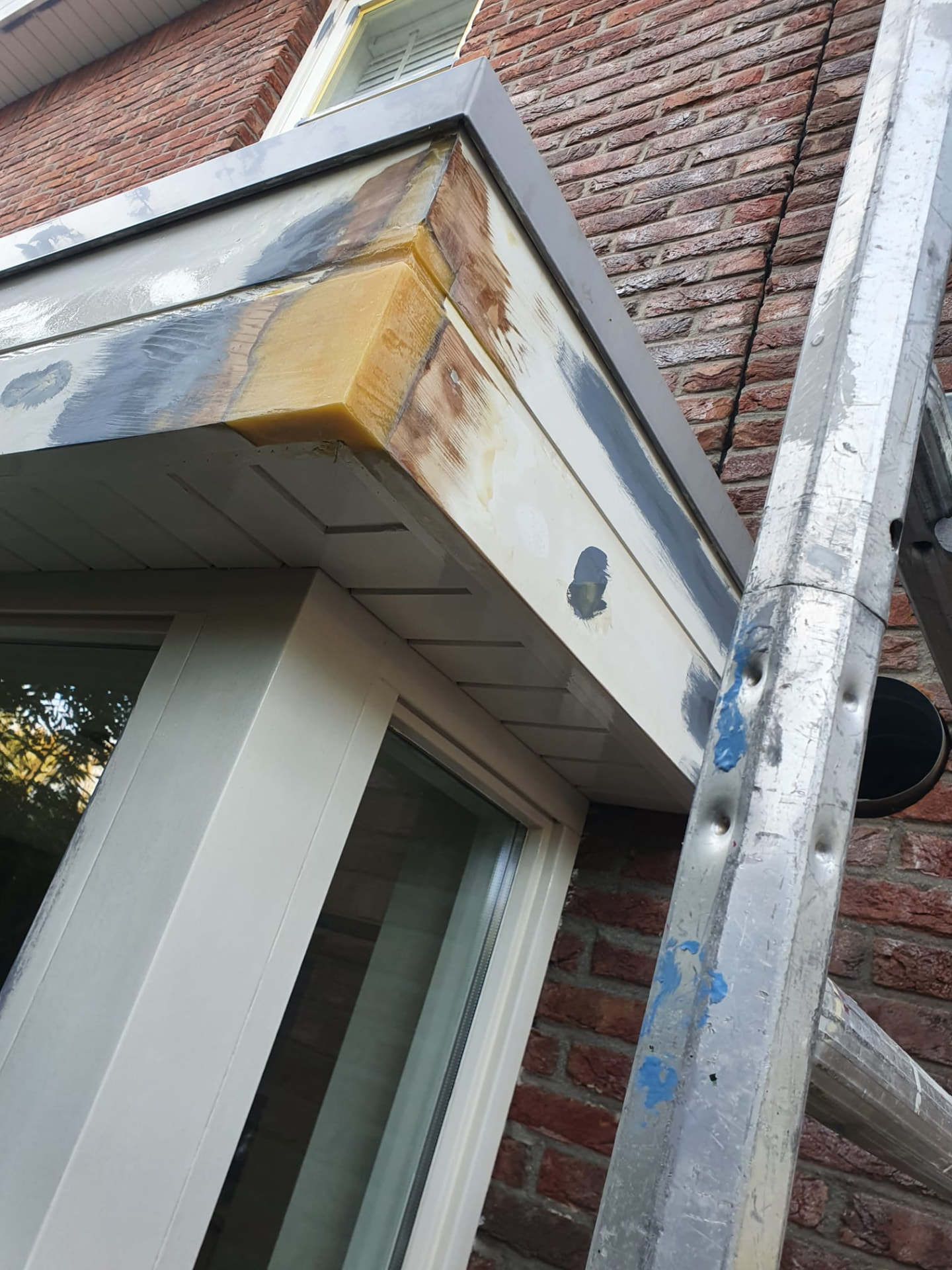 Hersteld boeiboord met vulmiddel en grondlaag, klaar voor aflakken