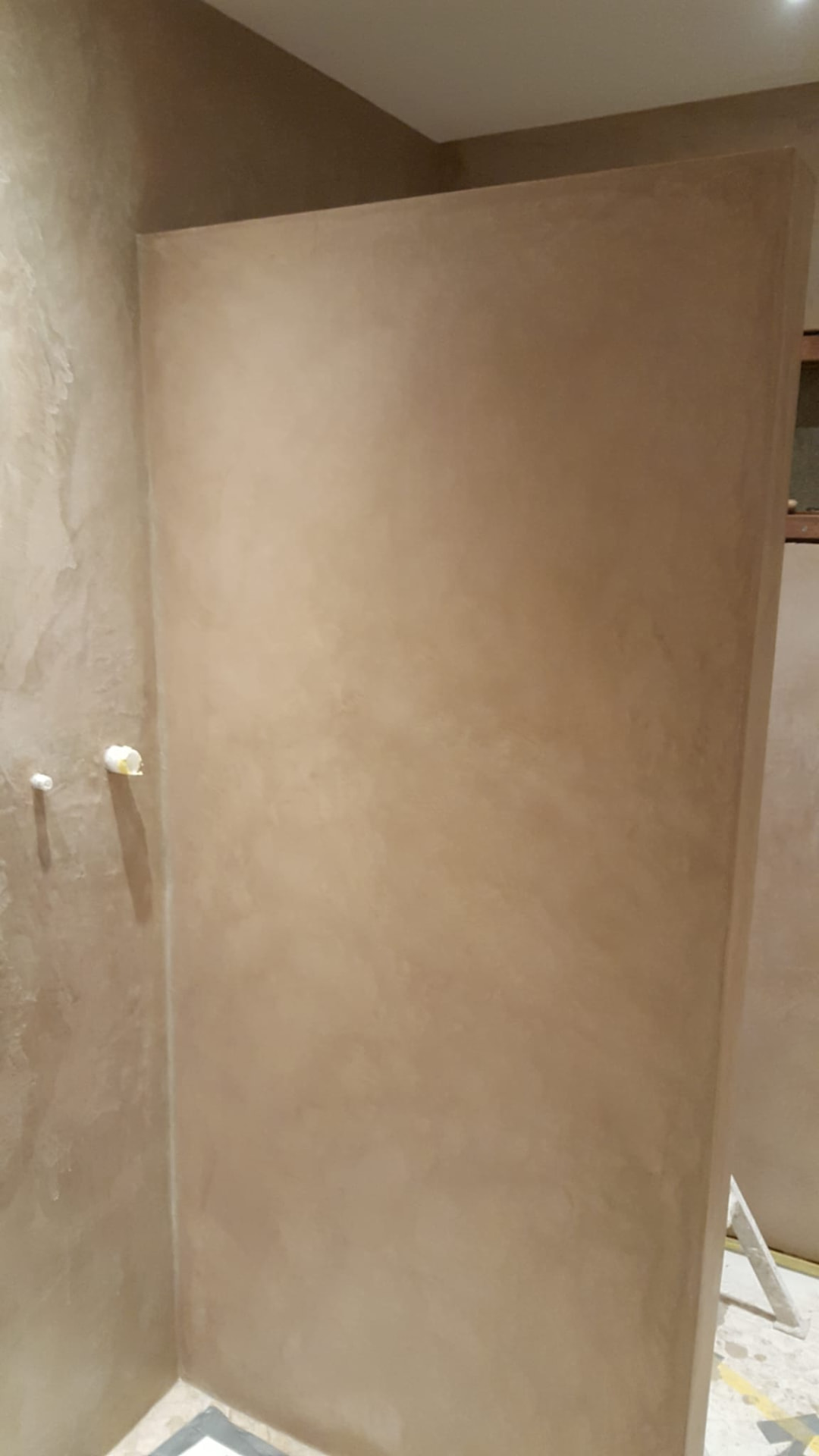Warme kalkstuc wand in zandkleur