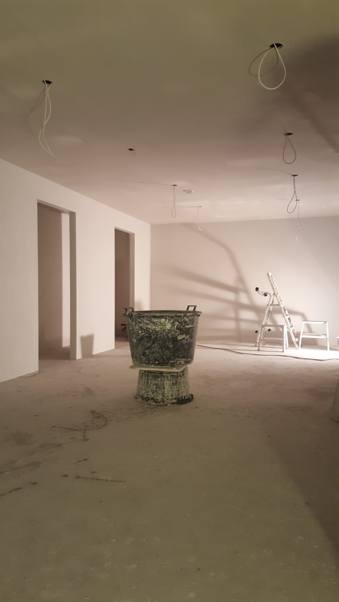 Woonkamer met egaal wit gespoten wanden en plafond