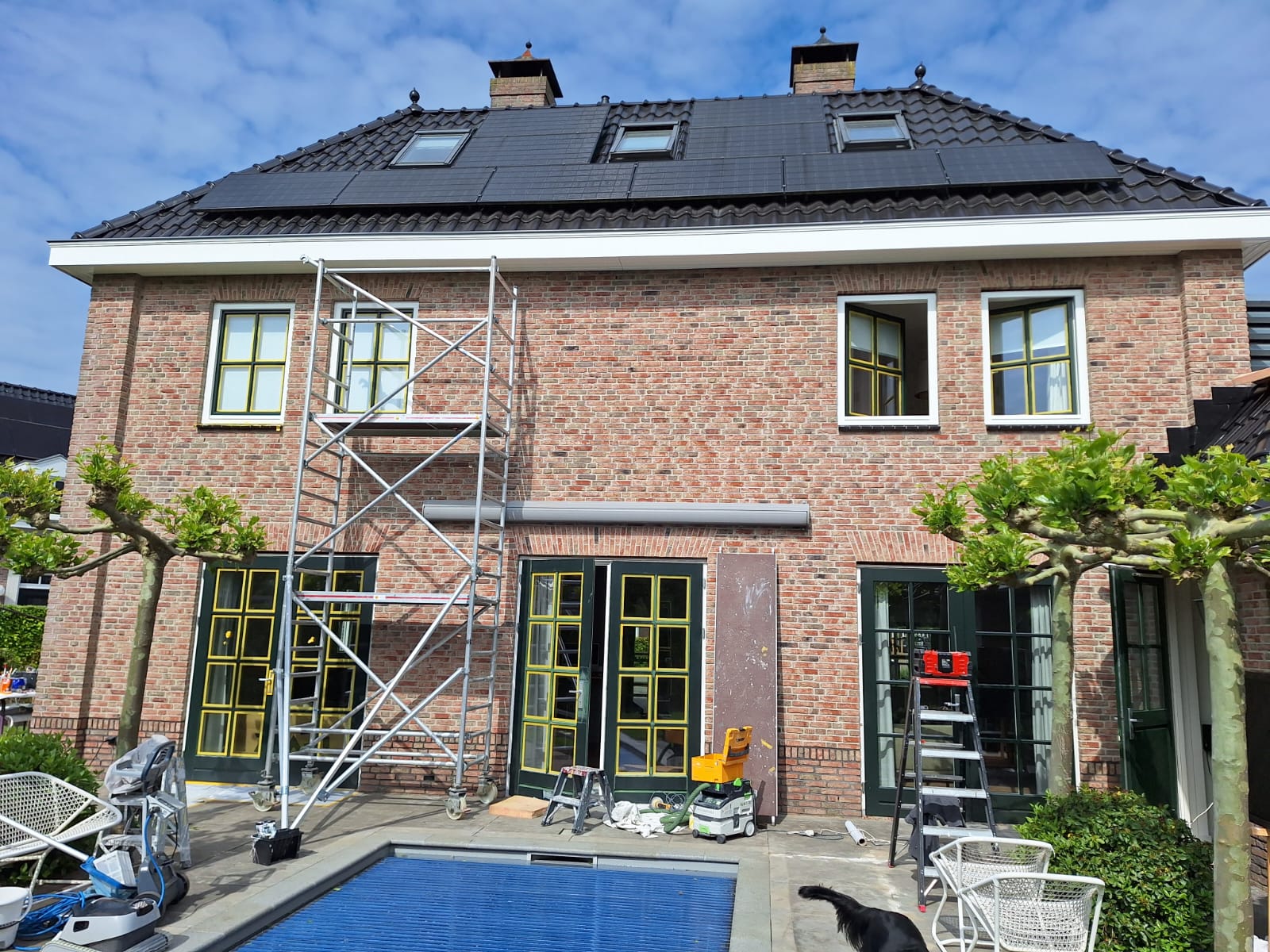 Villa in de steigers tijdens buitenschilderwerk