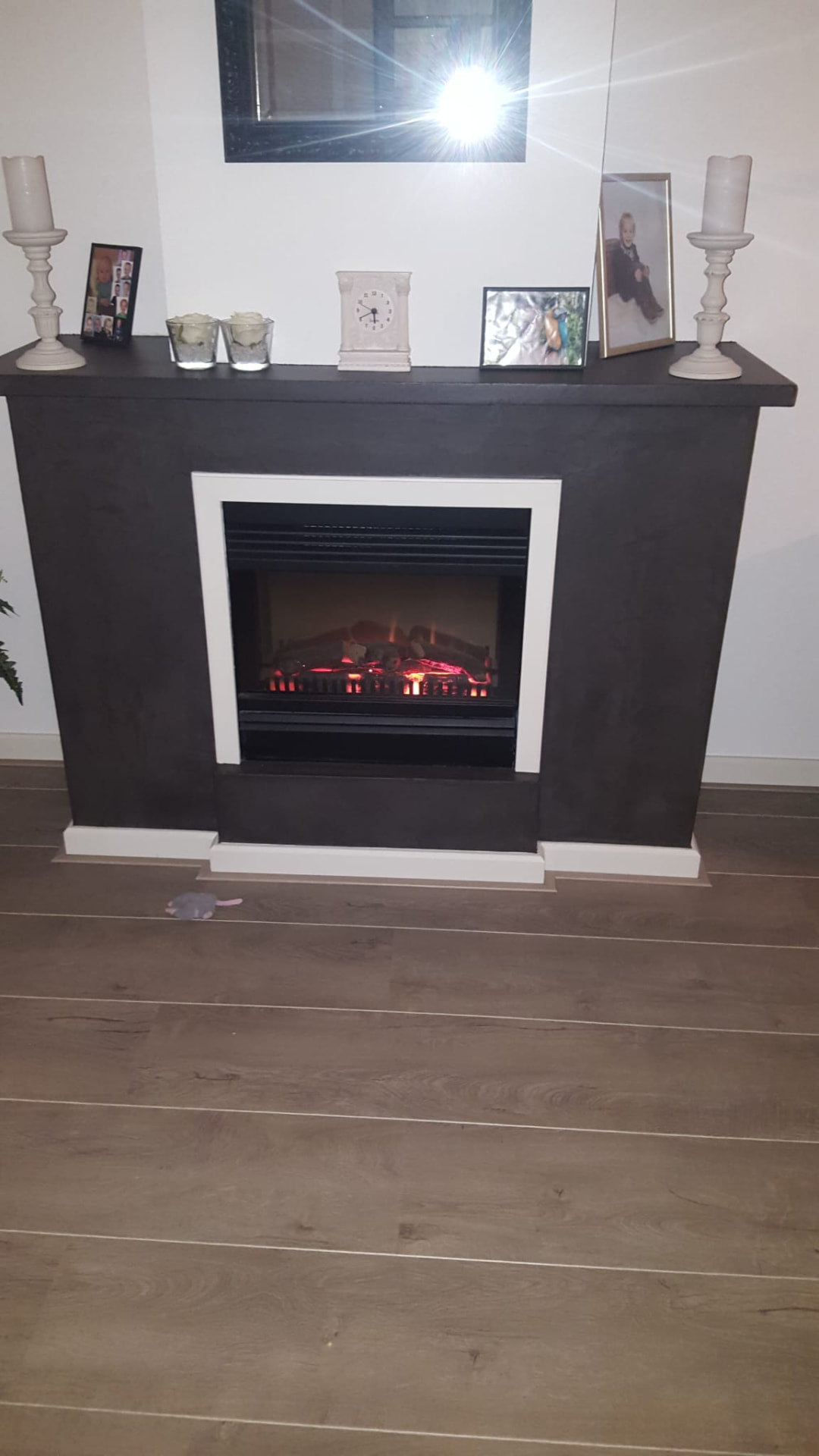 Schouw met donkere betonlook afwerking en sfeerhaard