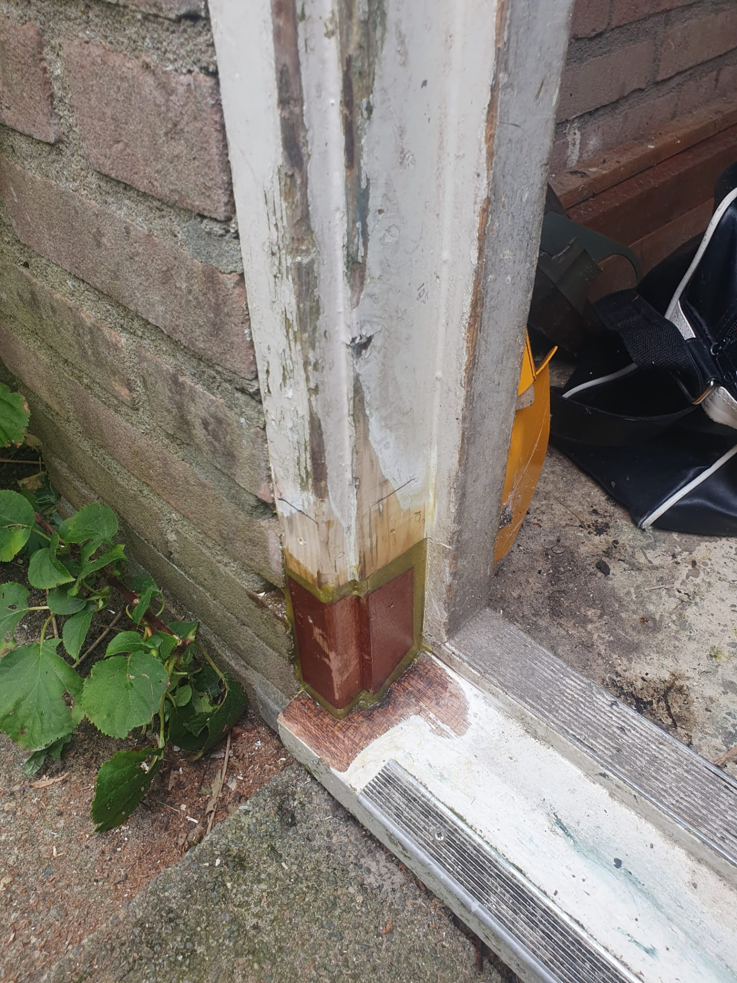 Herstelde hoek van een deurkozijn met nieuw hardhout in Utrecht
