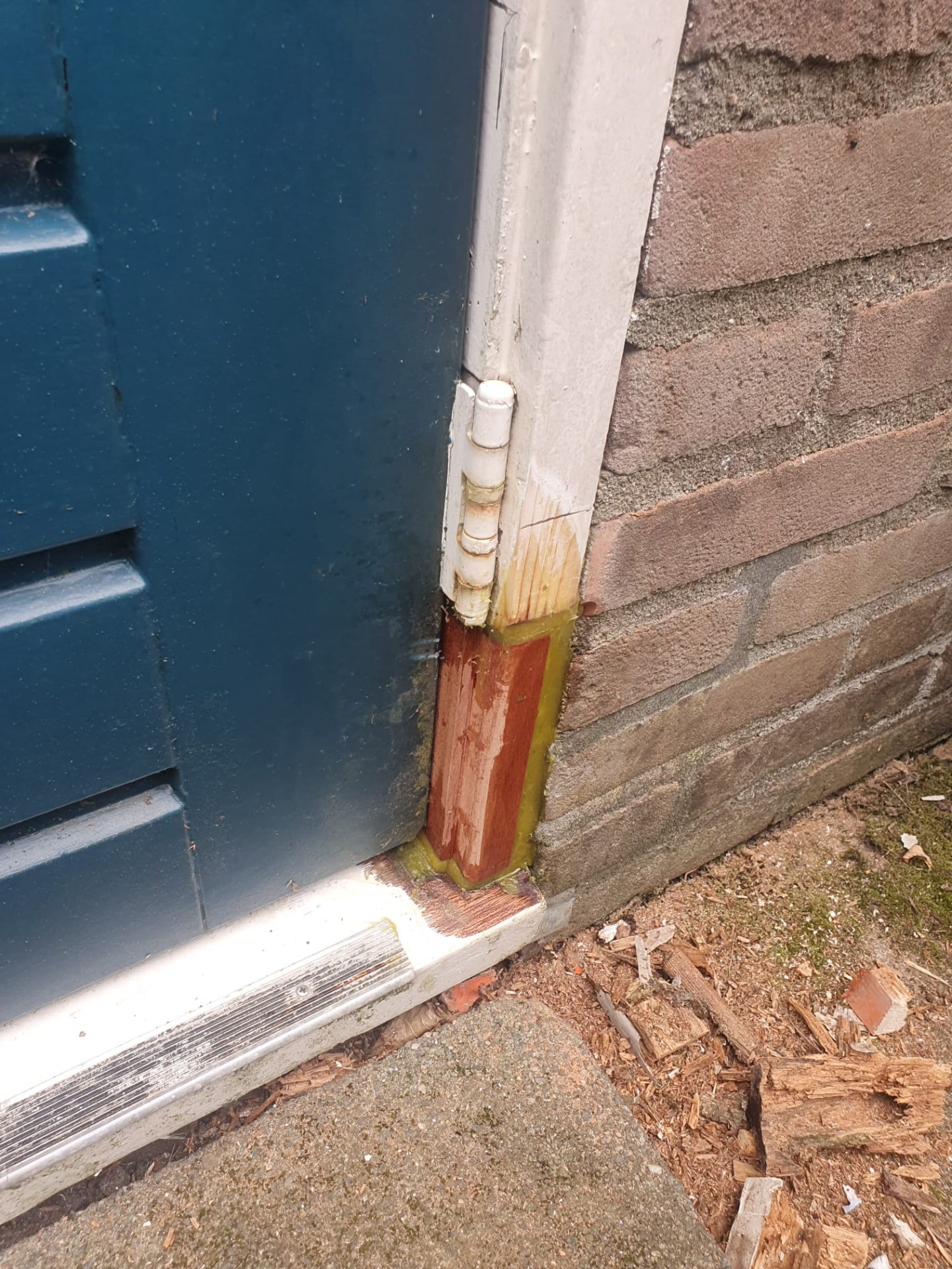 Hardhouten inzetstuk in een deurstijl na houtrotherstel
