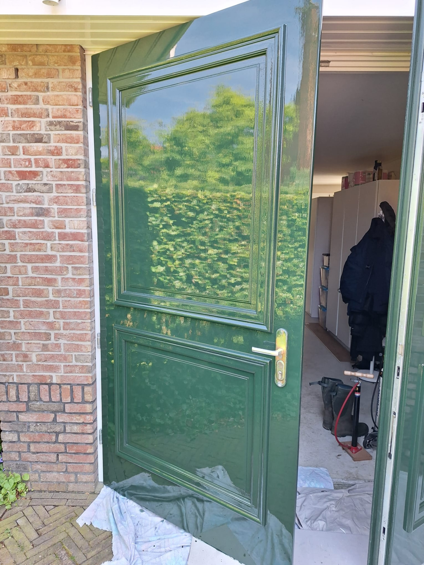 Openstaande groene deur met gladde glanzende afwerking